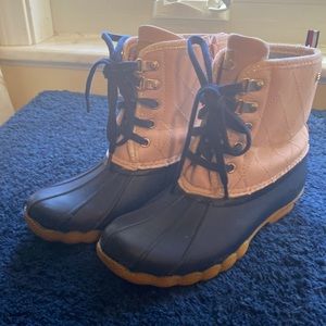 Size 4 Tommy Hilfiger navy and pink rain boots. Great pre owned condition